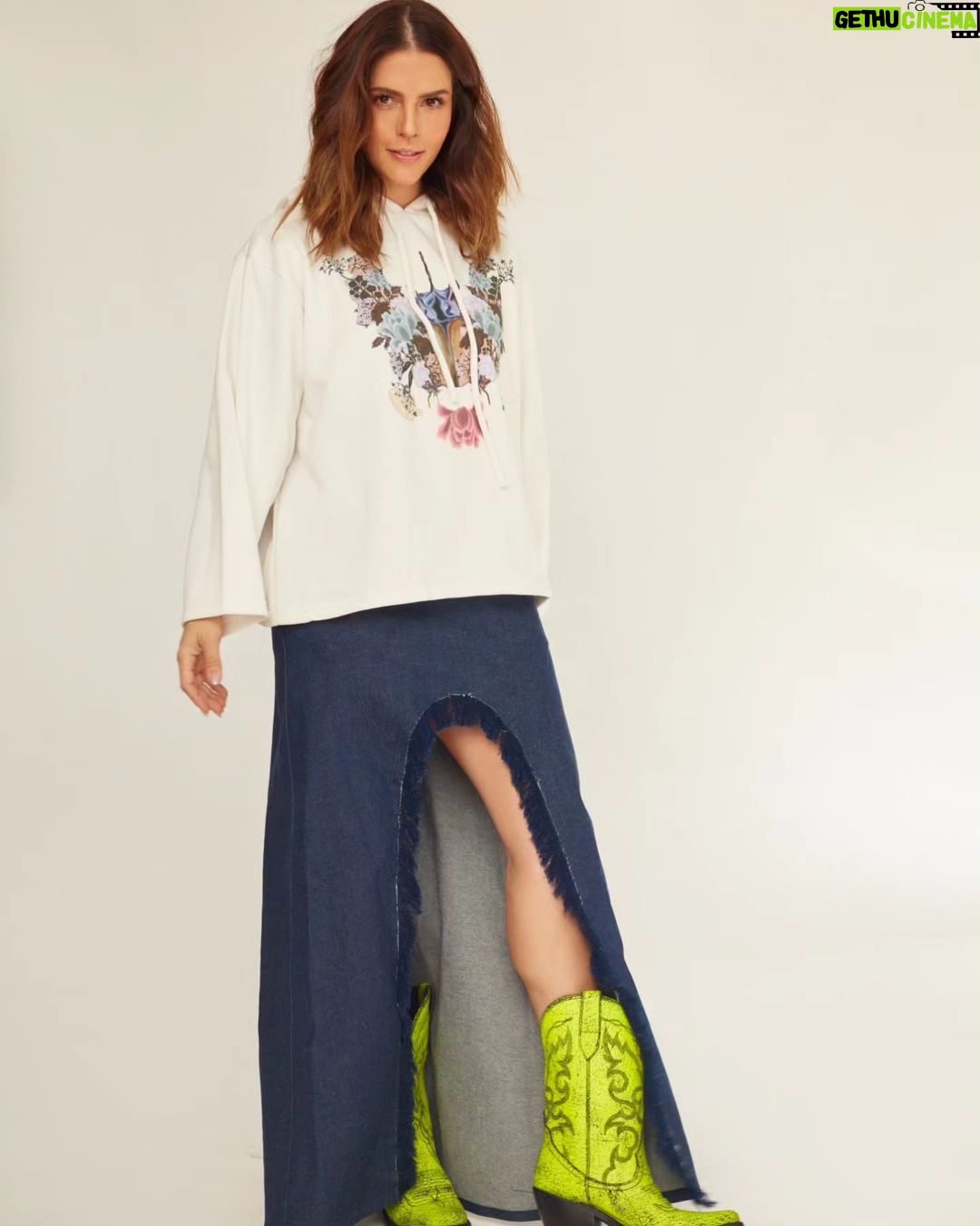 Claudia Álvarez Instagram - NOTICIAAAAAA!!! Estoy muy feliz por la colección de ropa que hice junto a Alexia Ulibarri. Esta sudadera está inspirada en los escarabajos y en recordarnos que SOMOS MAS FUERTES DE LO QUE CREEMOS, está super calientita y lleva un mensaje super poderoso, es ideal para está Navidad. Con la falda buscamos estar cómodas y darle ese toque sexy y relajado. Las botas también las encuentras en mi tienda @cleeostudio Mira la foto 3 para que veas el mensaje!!! Gracias @alexiaulibarridesign x hacer equipo conmigo, te quiero y admiro!