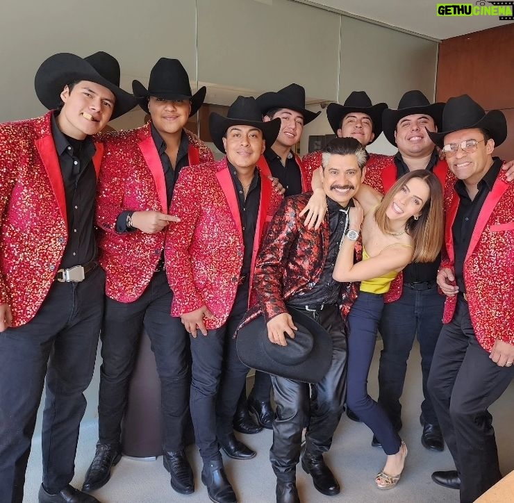 Claudia Álvarez Instagram - Que parte es la que más les está gustando de #UnBuenDivorcio ? Aquí les dejo varias fotos con el elenco y producción!!! La pueden ver en @vix