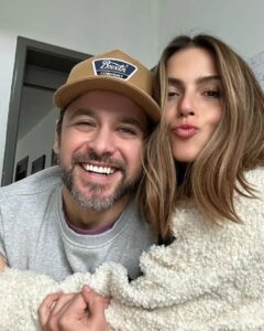 Claudia Álvarez Instagram - Mi @gustavoegelhaaf si si tienes esa energía cuando alguien te acaba d conocer de querer estar cerca de ti, magnetismo puro de talento y alma que me hace sentir muy afortunada de haber compartido UN BUEN DIVORCIO contigo! Hiciste mis días en set y fuera de el hermosos, me retaste, me cuidaste, logramos crear magia y hoy te admiro más y más por ser el sueño de compañero que cualquiera le gustaria tener! Gracias por tu generosidad y por siempre estar dispuesto a dar lo mejor, te he aprendido tanto que quiero seguir aprendiendote toda la vida!!! Quieres ser mi amigo para siempre??? I love you mi Gus hermoso POR MUCHOS PROYECTOS JUNTOS 🥰