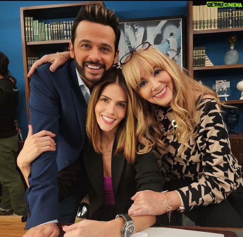 Claudia Álvarez Instagram - Que parte es la que más les está gustando de #UnBuenDivorcio ? Aquí les dejo varias fotos con el elenco y producción!!! La pueden ver en @vix