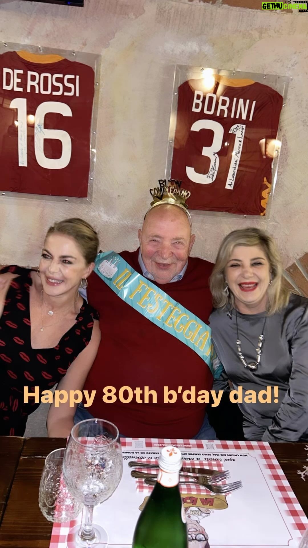 Claudia Gerini Instagram - Che bello festeggiarti e vederti ridere tu che ne hai passate tante…. Auguri papino❤️🎁🎉🥰 #80 #love #family ROMA - città eterna