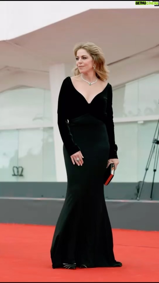 Claudia Gerini Instagram - Un’emozione immensa! 🤩 Proiezione ufficiale del film “L’ordine del tempo”. Per me è stato un privilegio essere stata diretta dalla grande Liliana Cavani. 🙏🏻 Abito: @luisaspagnoli #ad Gioielli: @leopizzoofficial Stylist: @valeriajmarchetti Press: @upgradeartist Make-up: @simonebellireal Hair: @rdarobertodantonio #BiennaleCinema2023 #Venezia80 #redcarpet Lido di Venezia