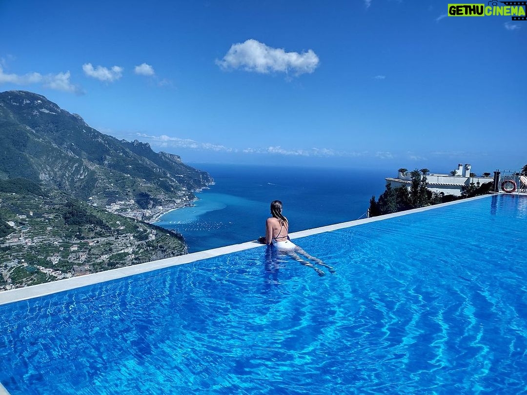 Claudia Gerini Instagram - Nel blu dipinto di blu #ravello una poesia….❤️ @_jeuxdeau_ Ravello, Amalfi Coast