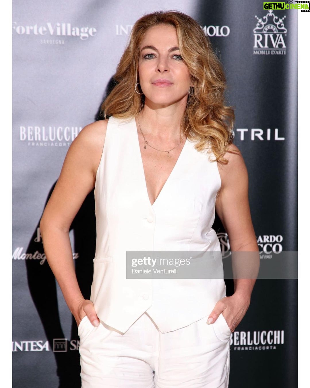 Claudia Gerini Instagram - “Blitz “ al @filming_italy oggi al @fortevillage per presenziare la giuria dei cortometraggi! Ho incontrato molti amici e amiche… @ileniapastorelli @francescachillemi___ 🙏 @tizianarocca @federicatosi