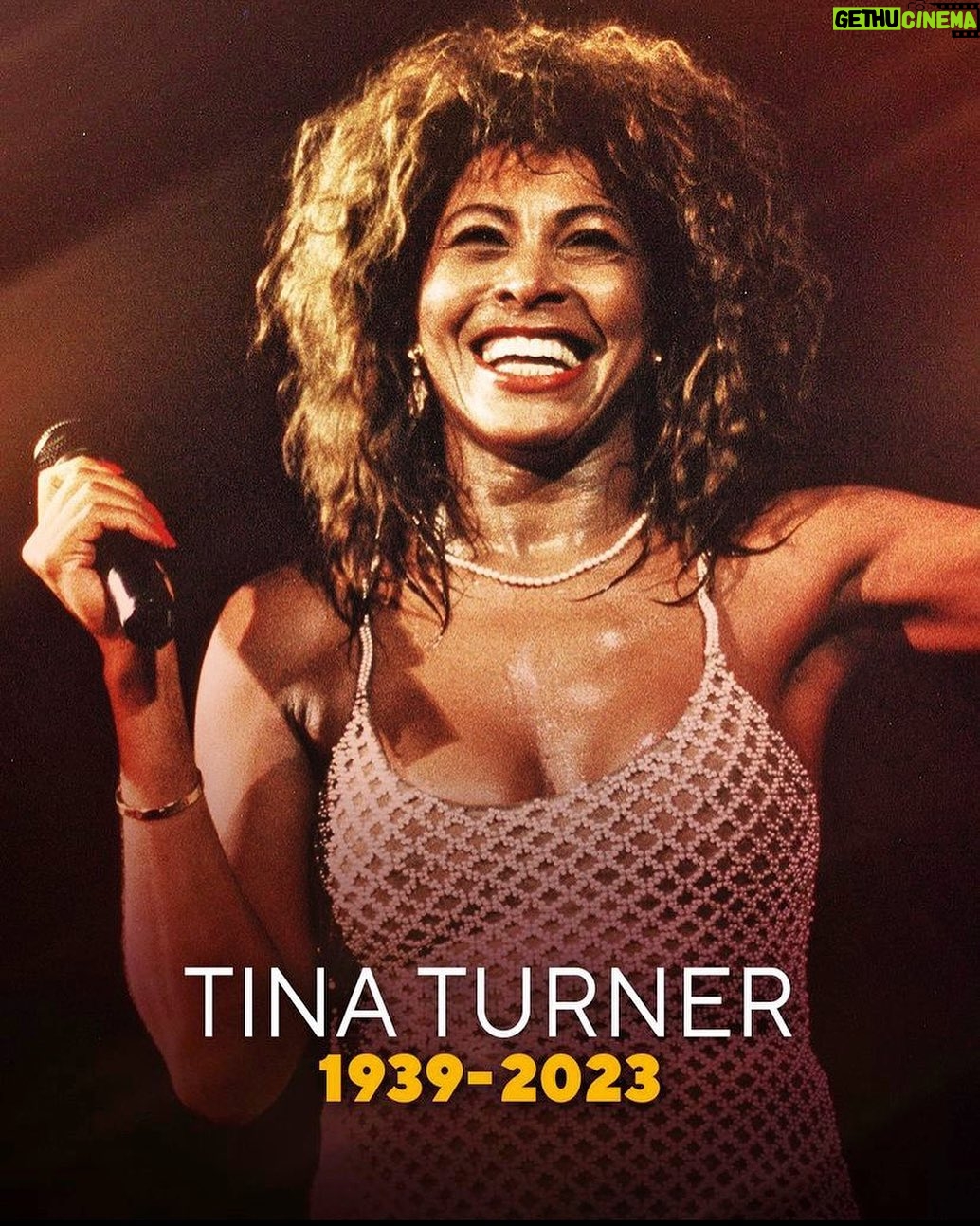 Claudia Gerini Instagram - TINA❤️❤️❤️❤️🙏🙏🙏🤍🤍il tuo soffio si spegne ma la tua stella brillerà per sempre nel cielo e nei nostri cuori #tinaturner #tiamo you’re simply the best💫💫⭐️⭐️⭐️⭐️