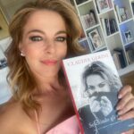 Claudia Gerini Instagram - Scrivere mi è sempre piaciuto…dal 2 maggio “Se chiudo gli occhi” Avventure di vita,sogni di ragazza ,amori( nel senso più ampio dell’amore) film e viaggi, con leggerezza vado in profondità ☺️😎 @edizionipiemme