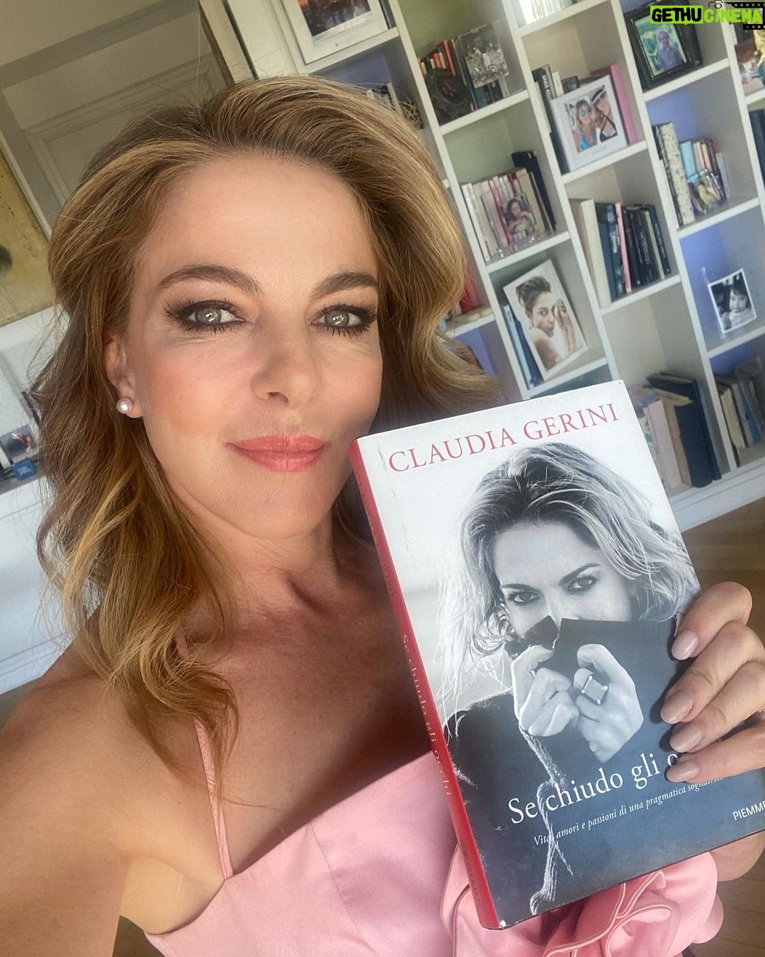 Claudia Gerini Instagram - Scrivere mi è sempre piaciuto…dal 2 maggio “Se chiudo gli occhi” Avventure di vita,sogni di ragazza ,amori( nel senso più ampio dell’amore) film e viaggi, con leggerezza vado in profondità ☺️😎 @edizionipiemme