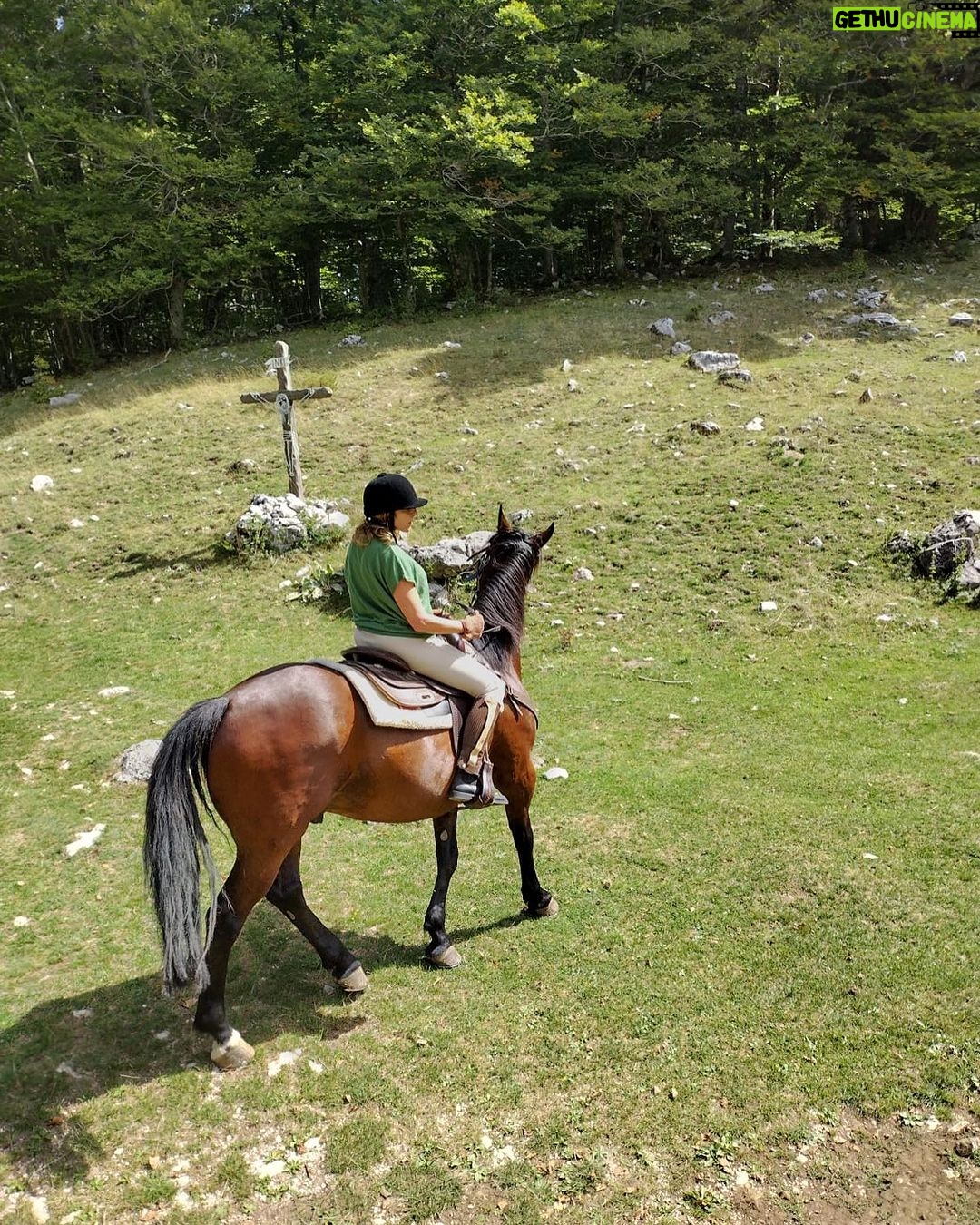 Claudia Gerini Instagram - Una escursione in montagna su Zingaro Parco nazionale d'Abruzzo, Lazio e Molise