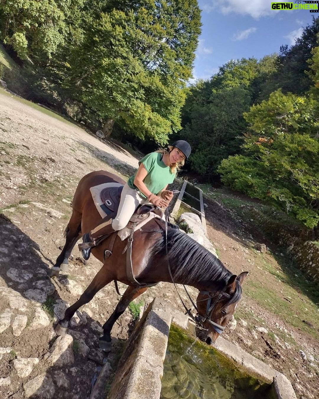 Claudia Gerini Instagram - Una escursione in montagna su Zingaro Parco nazionale d'Abruzzo, Lazio e Molise