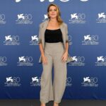 Claudia Gerini Instagram – Conferenza stampa del film L’ordine del tempo di Liliana Cavani al festival di Venezia. Da domani in tutti i cinema, un film che emoziona , diverte, incanta e ci fa capire quanto è prezioso te ogni giorno che viviamo. Grazie a @simonebellireal @valeriajmarchetti @rdarobertodantonio @labiennale @alessandrovigilante @leopizzoofficial #ad