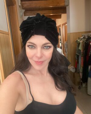 Claudia Gerini Instagram - La poetessa… poi vi spiego #cinema #actress #wigs