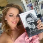Claudia Gerini Instagram - Scrivere mi è sempre piaciuto…dal 2 maggio “Se chiudo gli occhi” Avventure di vita,sogni di ragazza ,amori( nel senso più ampio dell’amore) film e viaggi, con leggerezza vado in profondità ☺️😎 @edizionipiemme