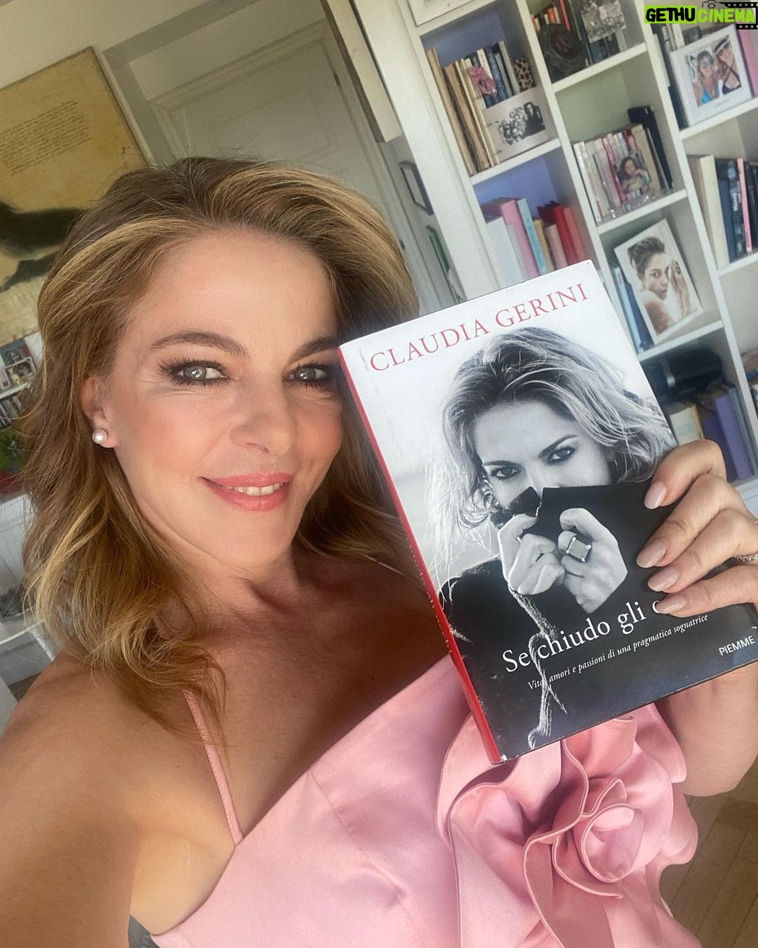 Claudia Gerini Instagram - Scrivere mi è sempre piaciuto…dal 2 maggio “Se chiudo gli occhi” Avventure di vita,sogni di ragazza ,amori( nel senso più ampio dell’amore) film e viaggi, con leggerezza vado in profondità ☺️😎 @edizionipiemme