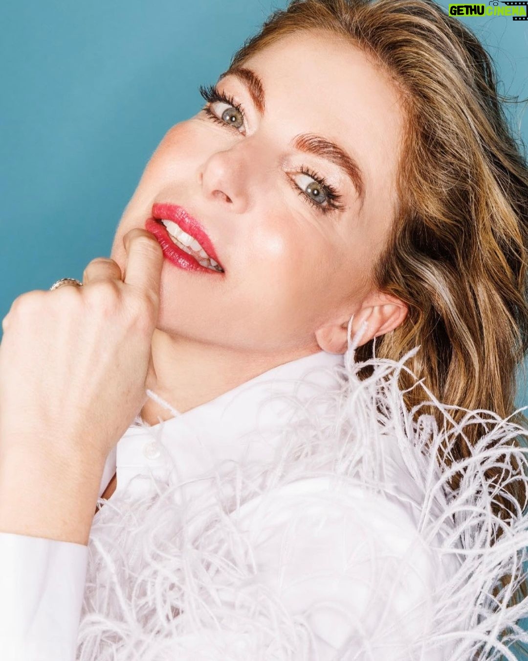 Claudia Gerini Instagram - @deluge_mag ⭐️strike a pose⭐️for @fabcestari 🤙🏼 #piumedistruzzo #whitemood