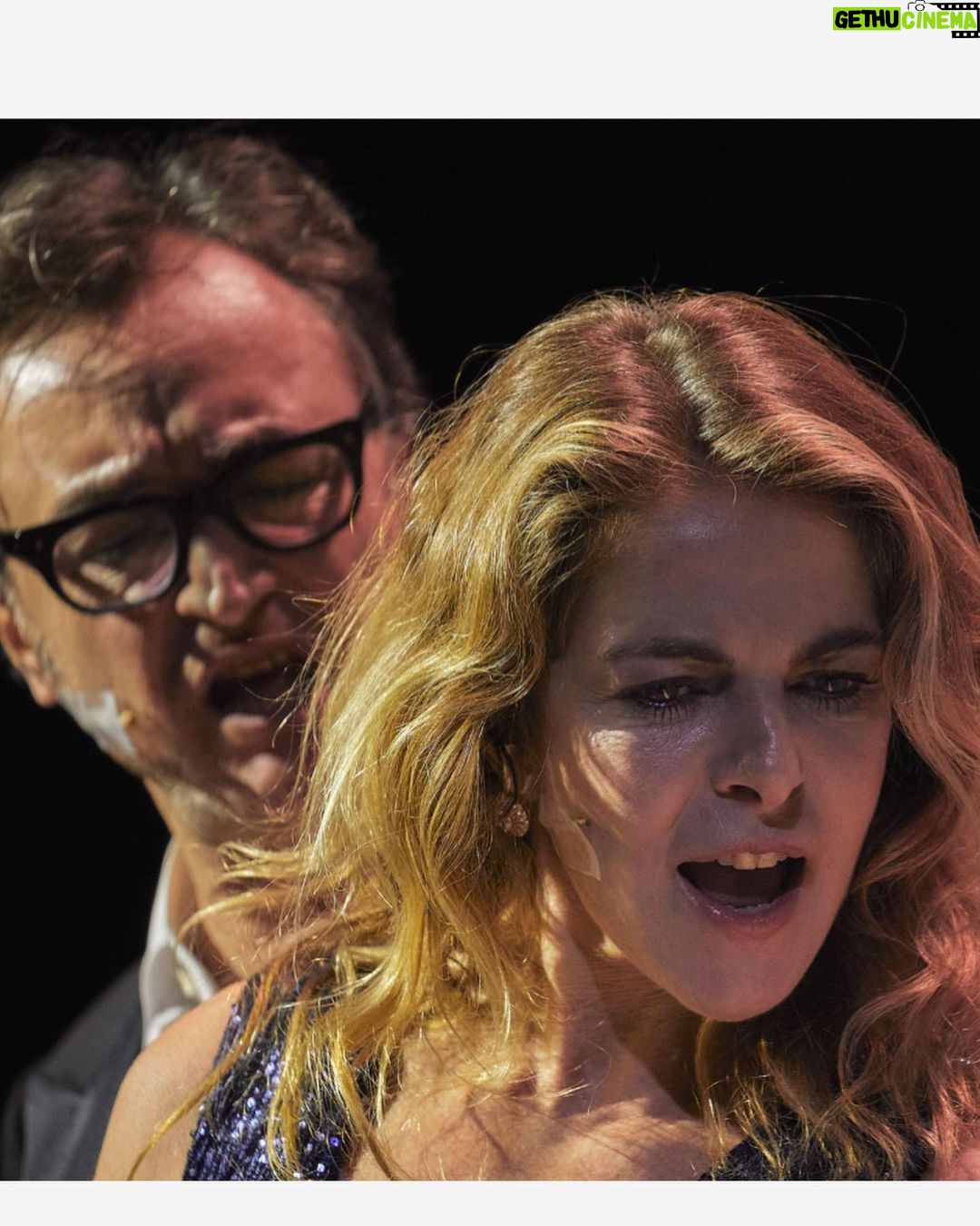 Claudia Gerini Instagram - Cado sempre dalle nuvole. Cantare Pasolini grazie Mauro Gioia per questo bellissimo viaggio @fondogioia ph by @giovanni_ambrosio @teatrodinapoli ieri al debutto e oggi in teatro atmosfera magica… grazie Napoli e grazie pubblico 👏🏼