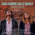 Claudia Gerini Instagram – Ci siamo….. da mercoledì 18 gennaio fino a domenica 29 gennaio saremo in scena al @teatrodinapoli , Mauro Gioia ed io ,racconteremo e canteremo Pier Paolo Pasolini in «Cado sempre dalle nuvole- Cantare Pasolini»,un opera contemporanea , di grande vitalità ‘regia di
Francesco Saponaro, la dramma-
turgia di Igor Esposito. In scena,
insieme a me e Mauro c’è
una band composta da viola, violi-
no, violoncello, chitarra elettrica,
piano e percussioni . musiche originali sono di Pasquale Catalano
questo spettacolo mi appassiona, mi nutre di poesia e cantare brani che canto’ anche Gabriella Ferri come Cristo al Mandrione e il Valzer della toppa… mi fa tanto emozionare in scena evochiamo il cinema di Pasolini , quel cinema di accattoni e mamme Roma…. Quella Roma anni 70 ,dei margini del fiume , dei ragazzi di strada, delle risate,
La disperata vitalità dei suoi versi si fonde con il piglio giocoso del fanciullo friulano dallo sguardo malinconico».
Vi aspetto a teatro❤️🤩