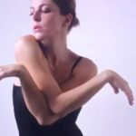 Claudia Gerini Instagram – Ringraziamo questo anno 2022 per ciò che ha portato e accogliamo questo 2023 e auguriamoci di ballare per le strade che ci chiederà di intraprendere la vita❤️🤟🏼🌟