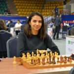 Claudia Gerini Instagram – Repost da @lucatommassinidreamer Pubblichiamola tutti. Si
merita il mondo schierato con lei 
“Sarasadat Khademalsharieh, 25 anni iraniana,
campionessa di scacchi.
Il nome è complicato anche solo da leggere. Il suo
gesto è di una semplicità e di una forza assolute.
Sara ha partecipato ai Campionati del Mondo di
scacchi ad Almaty (Kazakistan) sfidando
apertamente il regime senza indossare il velo e
gareggiando a volto scoperto, con un sorriso
beffardo in cui c’è tutta la carica di ribellione non
violenta delle donne iraniane.
In questo sorriso ribelle, rimbalzato su Twitter e
diventato in breve icona mondiale di coraggio e
resistenza, è riassunta la straordinaria lotta delle
donne iraniane, il volto della rivoluzione.🙏👏🏼🙌
Mi inchino.” @lorenzotosa