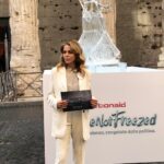 Claudia Gerini Instagram - Una statua di ghiaccio… così si sente una donna che vuole ricominciare la sua vita dopo essere uscita da una situazione di violenza domestica. @actionaiditalia oggi abbiamo chiesto alla politica, strategie, sostegno concreto a tutte quelle donne , che con fatica escono dai centri di anti violenza e cercano di ricostruire la loro vita! Microcredito per nuove imprese, corsi di formazione, affitti agevolati lontano dal loro aguzzino… questa statua congelata vuole rappresentare tutte le altre donne in uscita dalla violenza. Per scongelare la statua basterà qualche ora, mentre per scongelare il loro percorso di libertà serve molto di più. Per questo oggi, a pochi giorni dalla Giornata internazionale per l’eliminazione della violenza contro le donne, chiediamo a tutte e tutti voi di partecipare alla campagna FreeNotFreezed. Firmate la petizione sul sito actionaid.it per chiedere politiche adeguate che sciolgano il ghiaccio che blocca i diritti di queste donne. Grazie.