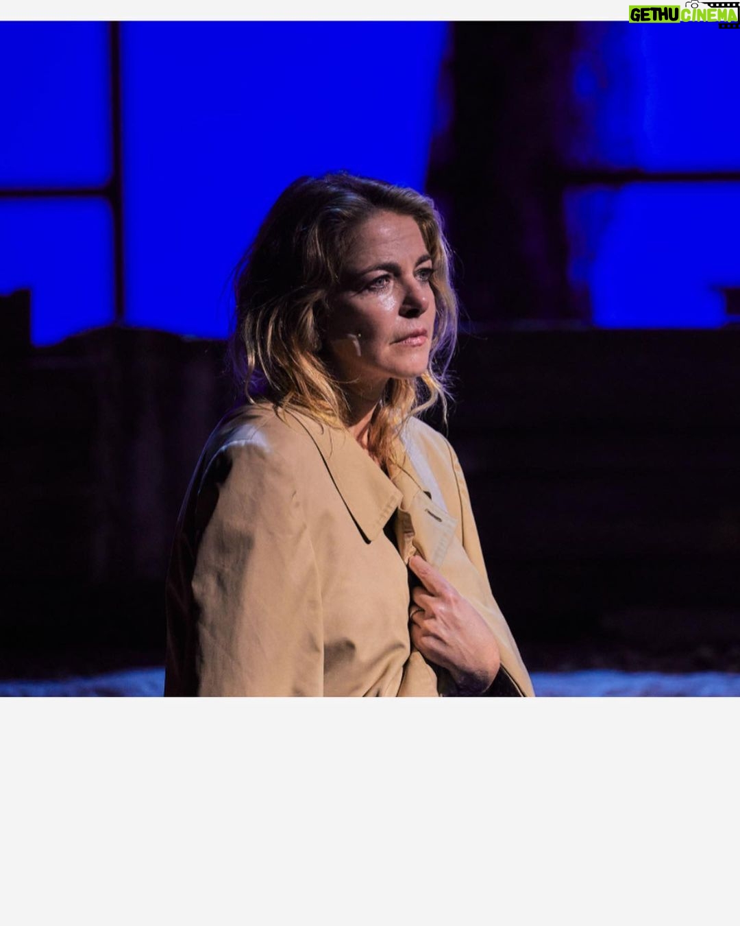 Claudia Gerini Instagram - Cado sempre dalle nuvole. Cantare Pasolini grazie Mauro Gioia per questo bellissimo viaggio @fondogioia ph by @giovanni_ambrosio @teatrodinapoli ieri al debutto e oggi in teatro atmosfera magica… grazie Napoli e grazie pubblico 👏🏼