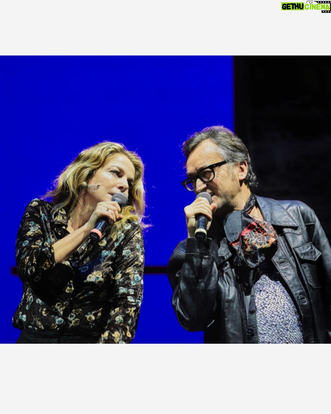 Claudia Gerini Instagram - Cado sempre dalle nuvole. Cantare Pasolini grazie Mauro Gioia per questo bellissimo viaggio @fondogioia ph by @giovanni_ambrosio @teatrodinapoli ieri al debutto e oggi in teatro atmosfera magica… grazie Napoli e grazie pubblico 👏🏼