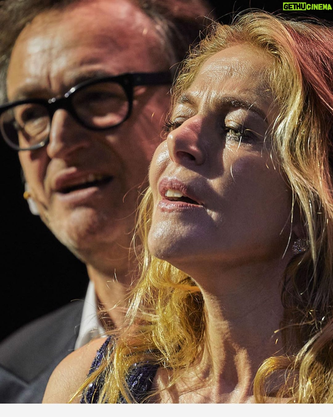 Claudia Gerini Instagram - Cado sempre dalle nuvole. Cantare Pasolini grazie Mauro Gioia per questo bellissimo viaggio @fondogioia ph by @giovanni_ambrosio @teatrodinapoli ieri al debutto e oggi in teatro atmosfera magica… grazie Napoli e grazie pubblico 👏🏼