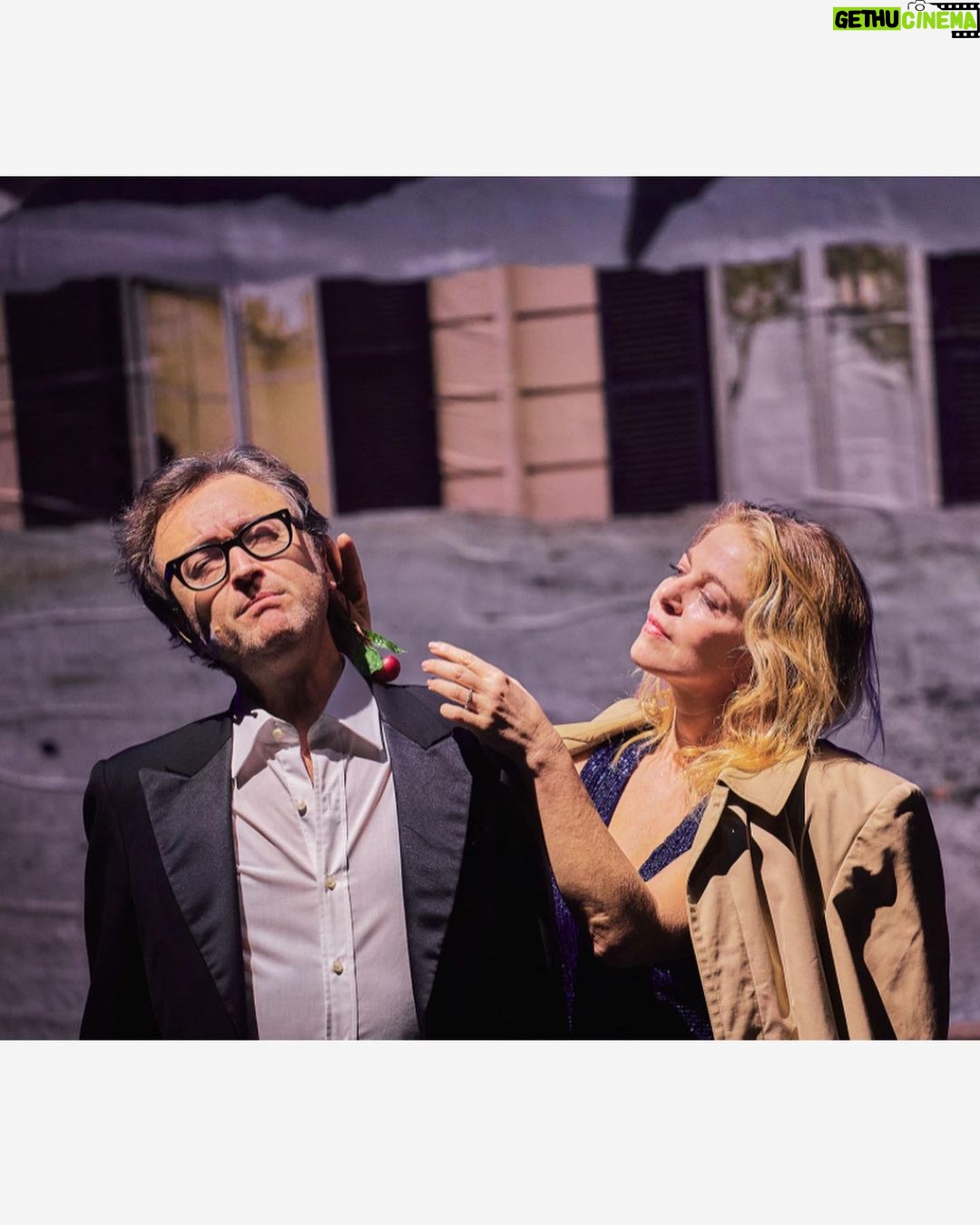 Claudia Gerini Instagram - Cado sempre dalle nuvole. Cantare Pasolini grazie Mauro Gioia per questo bellissimo viaggio @fondogioia ph by @giovanni_ambrosio @teatrodinapoli ieri al debutto e oggi in teatro atmosfera magica… grazie Napoli e grazie pubblico 👏🏼
