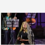 Claudia Gerini Instagram - Cado sempre dalle nuvole. Cantare Pasolini grazie Mauro Gioia per questo bellissimo viaggio @fondogioia ph by @giovanni_ambrosio @teatrodinapoli ieri al debutto e oggi in teatro atmosfera magica… grazie Napoli e grazie pubblico 👏🏼