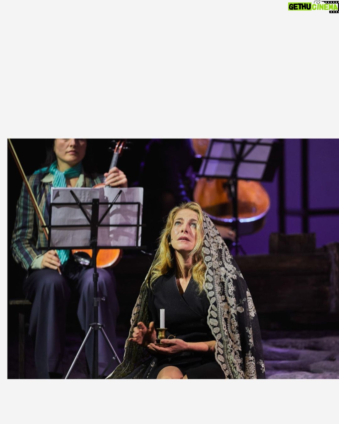 Claudia Gerini Instagram - Cado sempre dalle nuvole. Cantare Pasolini grazie Mauro Gioia per questo bellissimo viaggio @fondogioia ph by @giovanni_ambrosio @teatrodinapoli ieri al debutto e oggi in teatro atmosfera magica… grazie Napoli e grazie pubblico 👏🏼