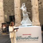 Claudia Gerini Instagram - Una statua di ghiaccio… così si sente una donna che vuole ricominciare la sua vita dopo essere uscita da una situazione di violenza domestica. @actionaiditalia oggi abbiamo chiesto alla politica, strategie, sostegno concreto a tutte quelle donne , che con fatica escono dai centri di anti violenza e cercano di ricostruire la loro vita! Microcredito per nuove imprese, corsi di formazione, affitti agevolati lontano dal loro aguzzino… questa statua congelata vuole rappresentare tutte le altre donne in uscita dalla violenza. Per scongelare la statua basterà qualche ora, mentre per scongelare il loro percorso di libertà serve molto di più. Per questo oggi, a pochi giorni dalla Giornata internazionale per l’eliminazione della violenza contro le donne, chiediamo a tutte e tutti voi di partecipare alla campagna FreeNotFreezed. Firmate la petizione sul sito actionaid.it per chiedere politiche adeguate che sciolgano il ghiaccio che blocca i diritti di queste donne. Grazie.