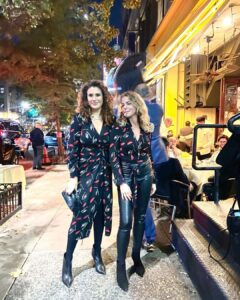 Claudia Gerini Instagram - #happybirthday #sister ❤️ the best is yet to com,e😎3️⃣👻 #newyork 🙊la sigaretta vuole essere un atteggiamento con tendenza al”trasgressivo”per evocare la “street night life “, ovviamente in modalità ironica e giocosa ( o almeno questo era l’intento), mi scuso se ho offeso e se questo messaggio abbia potuto istigare le persone a prendere abitudini sbagliate.🙂😉 West Village