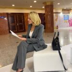 Claudia Gerini Instagram - Imparo e ripeto…. Studio e riproduco suoni… tono di voce, pause… tutto per arrivare al cuore di chi ascolta #actress #monologue