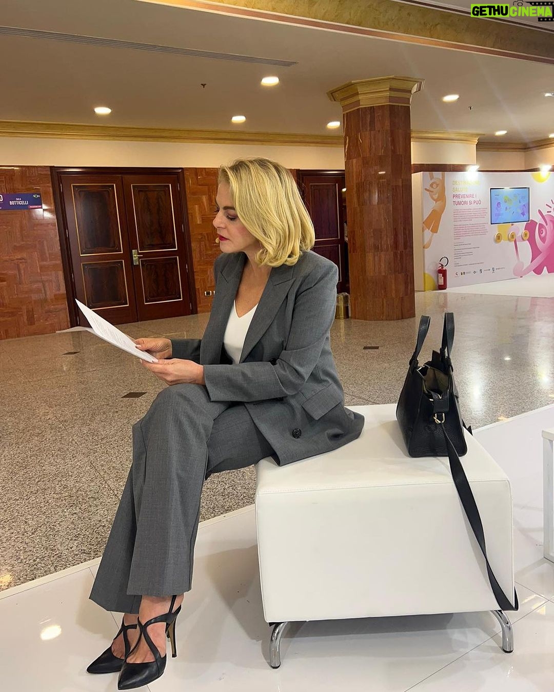 Claudia Gerini Instagram - Imparo e ripeto…. Studio e riproduco suoni… tono di voce, pause… tutto per arrivare al cuore di chi ascolta #actress #monologue