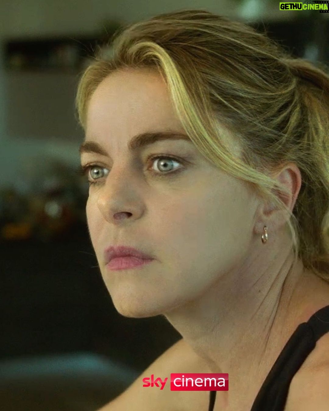 Claudia Gerini Instagram - Stasera alle 21.15 vi aspetto su Sky Cinema Due @skyitalia e in streaming su NOW @nowtvit con Tapirulàn, il mio primo film da regista e interprete 🏃♀️