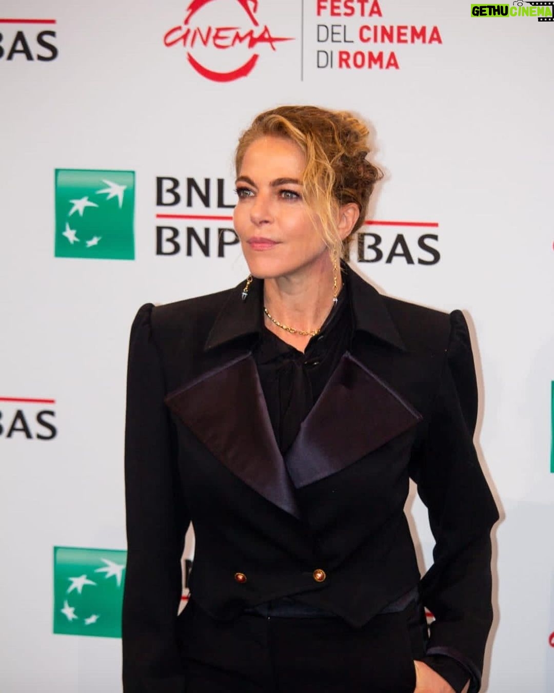 Claudia Gerini Instagram - Grazie alle scolaresche che oggi hanno applaudito il film nella sala gremita❤️🤸🏻♀️ @medusafilmofficial #cinema dress Emanuel Ungaro vintage @upgradeartist
