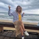 Claudia Gerini Instagram - Ph by @edoardoleo ❤️ A volte sul set regna armonia , intesa, vibrazioni buone, energia fortunata e ti senti amata, accolta , passiamo insieme tante ore piacevoli( più o meno faticose ma piacevoli) è questo il caso del film che stiamo girando di Liliana Cavani a Sabaudia “in questa foto sembra che buchi le nuvole con il dito” diceva Edo❤️nella seconda foto sono con l’adorato Alessandro. Mio marito nel film⭐️