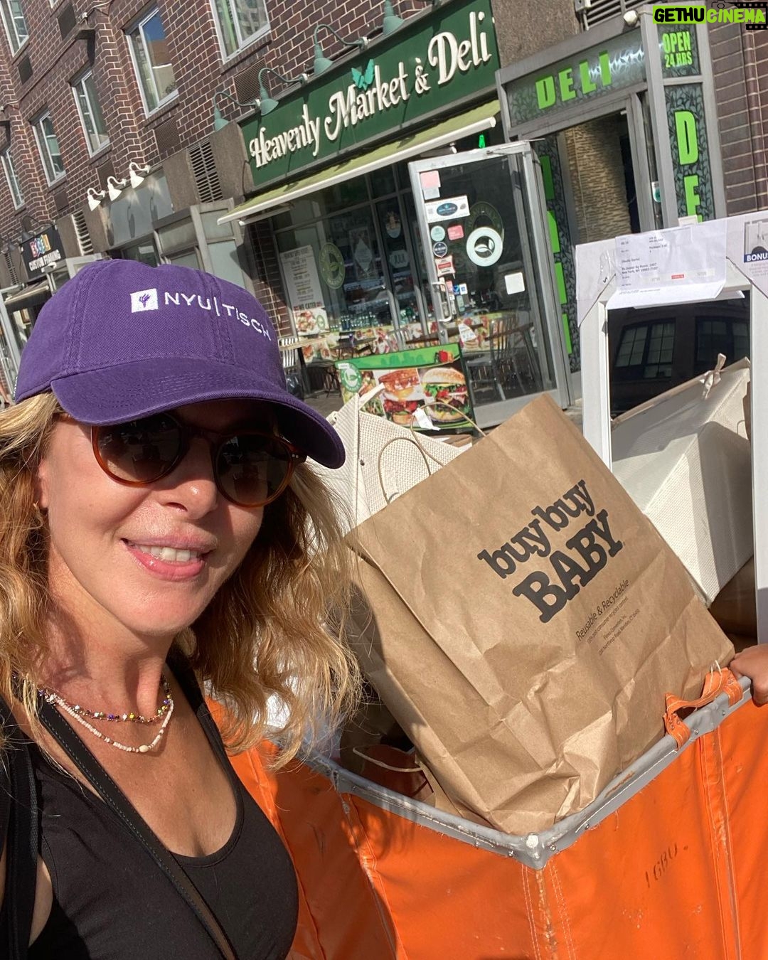 Claudia Gerini Instagram - Moving in 👍🏻❤️ @nyu