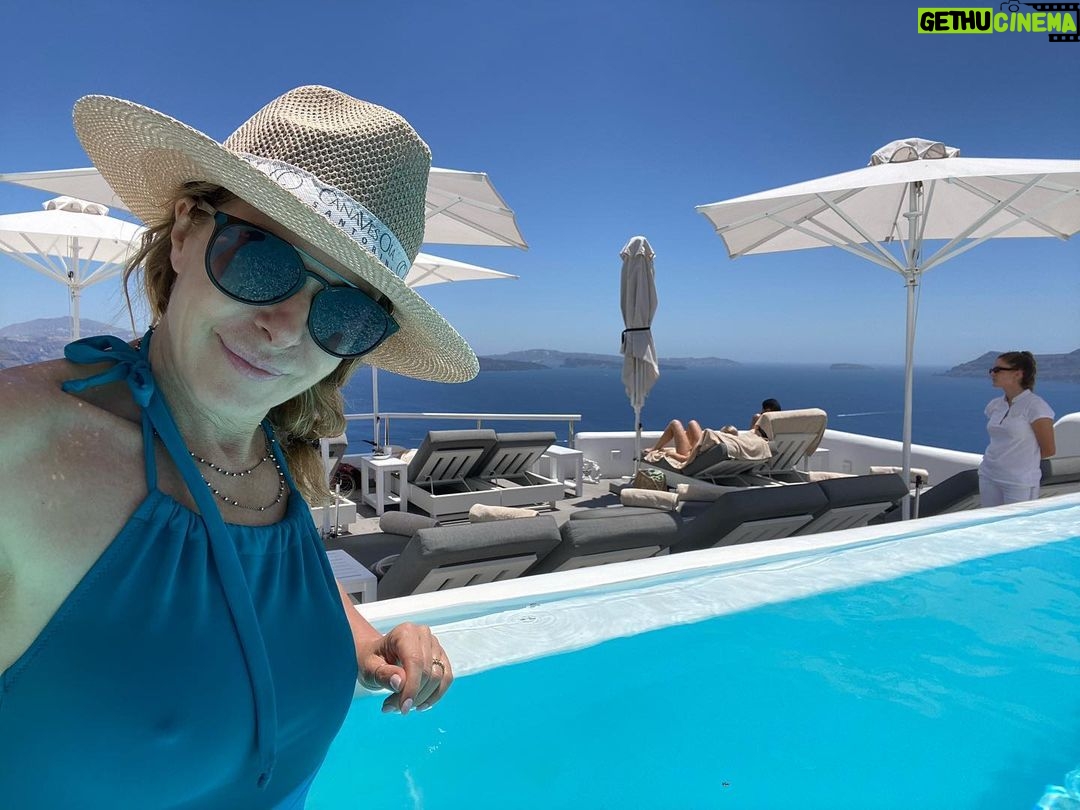 Claudia Gerini Instagram - Giusto il tempo di un bagno e torno di corsa a Roma🥺😩😅 #blu #greece ❤️buona settimana a IOS al mio amore Rosa @_jeuxdeau_ Oia, Santorini -Greece-