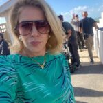 Claudia Gerini Instagram - Il tempo sul set si è fermato negli anni '80 e io sono pronta a riviverli pienamente. 🤩 #film #set #anni80 Anzio, Italy