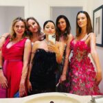 Claudia Gerini Instagram - @redseafilm e come al solito le ragazze si ritrovano davanti agli specchi di una toilette…. A commentare la serata, a ritoccarsi il trucco a controllare il vestito, a chiacchierare con nuove (appena avvenute ) conoscenze, a confrontarsi, a fare selfie, e si poi anche magari fare pipì #girls #womenempowerment #cinema @michelascolari1