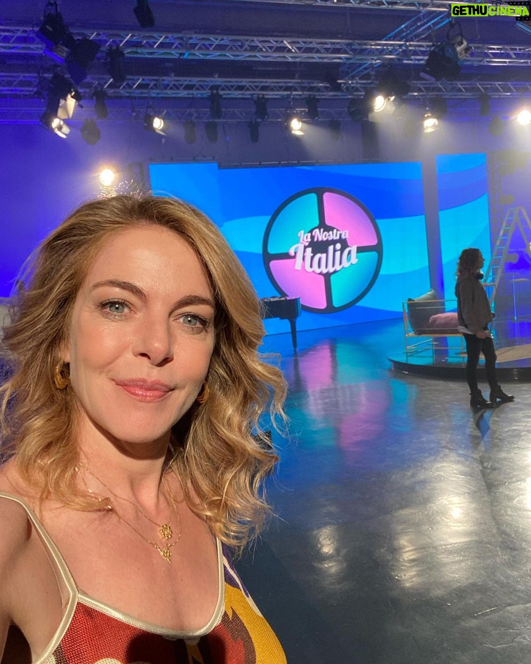 Claudia Gerini Instagram - #cinema #margherita @massimilianobruno2020 #set grazie per questo giro di giostra!!