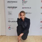 Claudia Gerini Instagram - Dress Emanuel Ungaro vintage @upgradeartist @festadelcinemaroma @alicenellacitta oggi un mare di ragazzi hanno visto il nostro film “il bambino e la tigre”. Si sono emozionati, hanno applaudito e sono stati felicissimi di aver visto il film al cinema❤️💪🏼