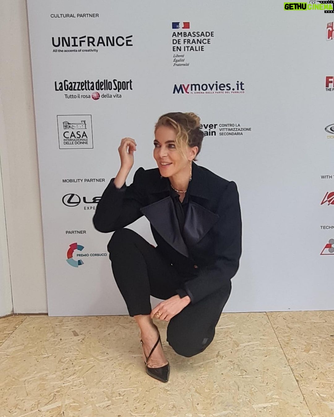Claudia Gerini Instagram - Dress Emanuel Ungaro vintage @upgradeartist @festadelcinemaroma @alicenellacitta oggi un mare di ragazzi hanno visto il nostro film “il bambino e la tigre”. Si sono emozionati, hanno applaudito e sono stati felicissimi di aver visto il film al cinema❤️💪🏼