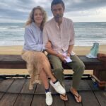 Claudia Gerini Instagram - Ph by @edoardoleo ❤️ A volte sul set regna armonia , intesa, vibrazioni buone, energia fortunata e ti senti amata, accolta , passiamo insieme tante ore piacevoli( più o meno faticose ma piacevoli) è questo il caso del film che stiamo girando di Liliana Cavani a Sabaudia “in questa foto sembra che buchi le nuvole con il dito” diceva Edo❤️nella seconda foto sono con l’adorato Alessandro. Mio marito nel film⭐️