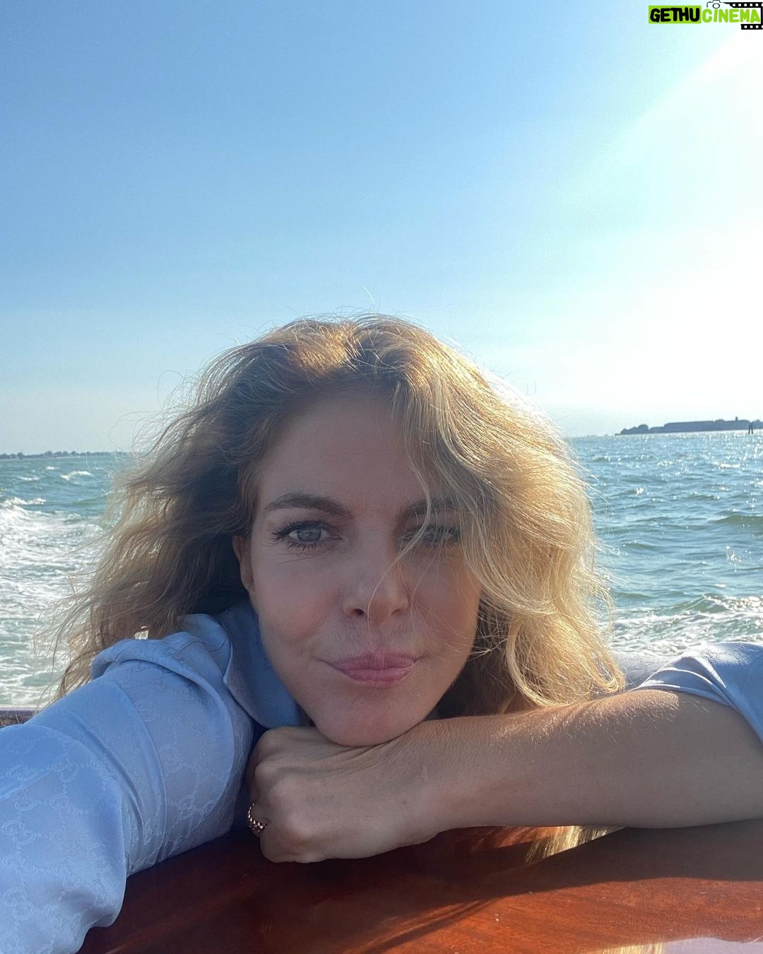 Claudia Gerini Instagram - Perché a Venezia ci si sente sempre un po’ speciali….#venezia79 @labiennale