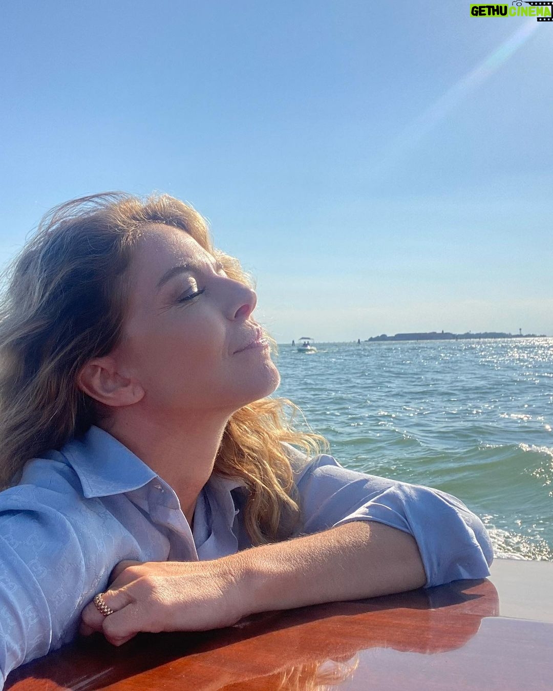 Claudia Gerini Instagram - Perché a Venezia ci si sente sempre un po’ speciali….#venezia79 @labiennale