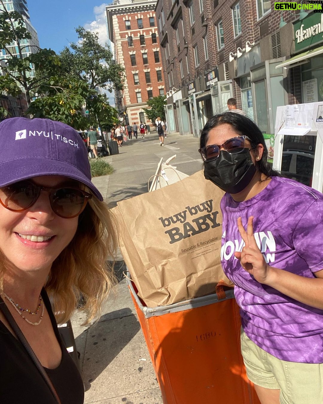 Claudia Gerini Instagram - Moving in 👍🏻❤️ @nyu