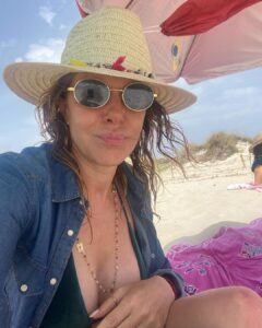 Claudia Gerini Instagram - Beccata a Isola di Espalmador…Certo…. Mi potevo impegnare un po’ di più con gli allenamenti…. Il più delle volte la palestra l’ho trovata chiusa!!! 😂😂😂e si vede….Ma diciamo che ci stiamo difendendo discretamente 🤪#nonsolofitness #pastalover #mum #womenempowerment #idontcare #actress @fra_reporter #islamagica #formentera