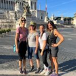 Claudia Gerini Instagram - Passeggiata di prima mattina per le strade di Roma con amiche speciali e preziose @missgio23 @allegra_caltagirone e @elenasantarelli che oltre ad essere attrice e modella è una fotografa molto creativa 😊”Claudia mettiti di spalle e fai volare la rosa 🌹 “ #mums #happyness #walkaround