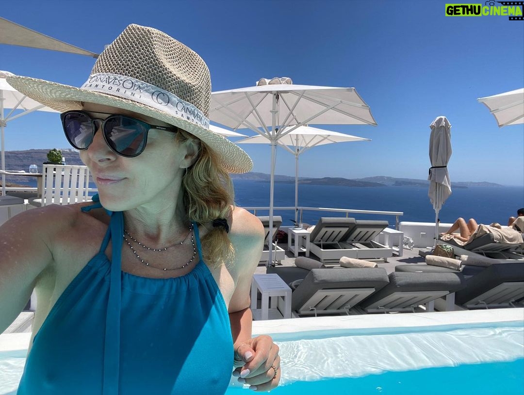 Claudia Gerini Instagram - Giusto il tempo di un bagno e torno di corsa a Roma🥺😩😅 #blu #greece ❤️buona settimana a IOS al mio amore Rosa @_jeuxdeau_ Oia, Santorini -Greece-